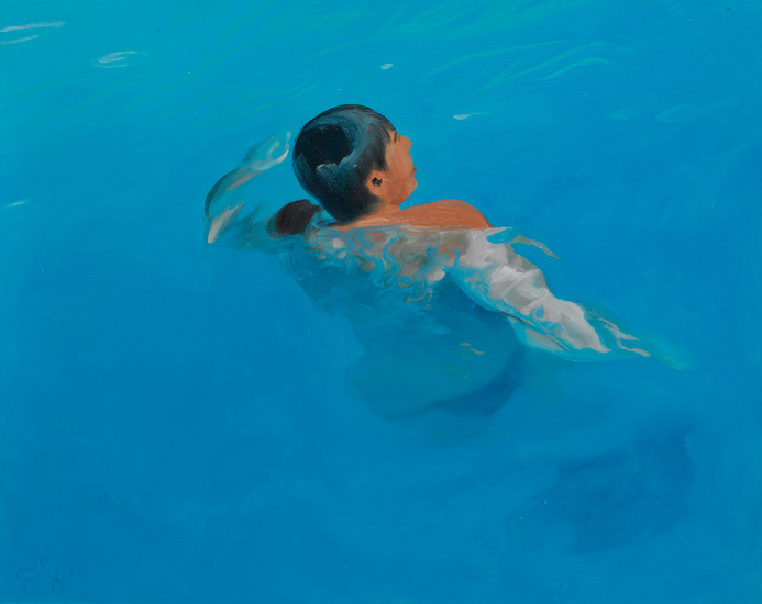 Dunkler Junge im Wasser